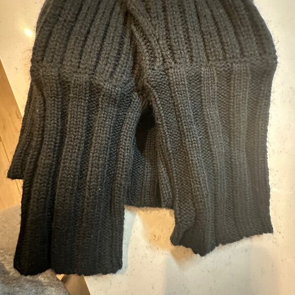 Ribbed Knit Off-Shoulder Sweater With Zippered Design - Picture 7 of 7